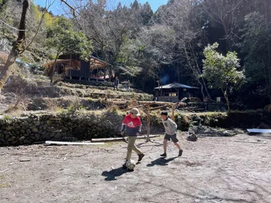 耕作放棄地の棚田を利用した校庭
