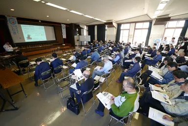 見せる課からの説明に熱心に聞き入る市場関係者