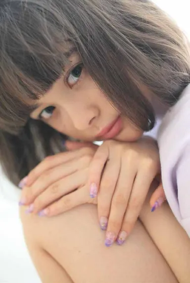 玉城ティナとグラデーションネイル