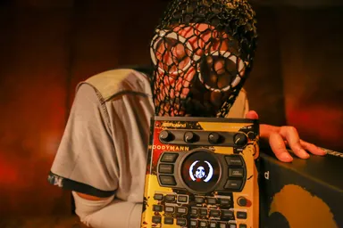 ディスプレイに「KDJ Records」ロゴを表示