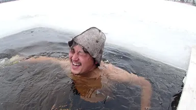 フィンランド北極圏にて0.4℃の水温での冷水浴