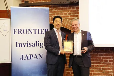 尾島院長(左)とDr.Werner Schupp(右)