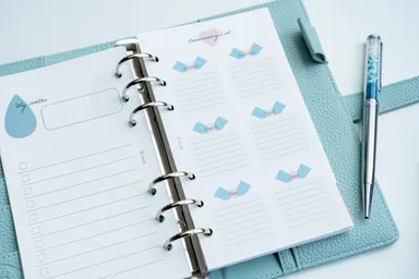 夢を叶える“目標・行動”を管理する水のワークページと、“記念日”を書き込むアニバーサリーリストページ