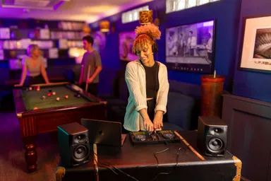 スピーカーを接続して、友人や仲間と大音量でパーティーを楽しむ