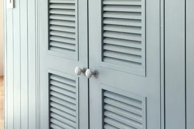 おしゃれな板張りの壁と建具