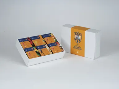 ボックスにも限定のラッピングをしています