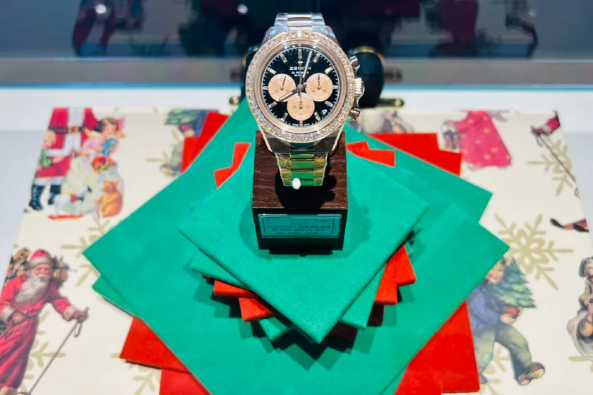 時計フロア:ショーケース内もクリスマスムードを演出