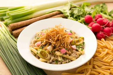 S字パスタ“カサレッチェ” 鶏肉と根菜のブイヨン仕立て ～ごぼうフリット添え～