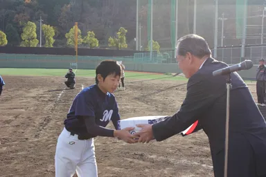 大会の様子(記念品贈呈)