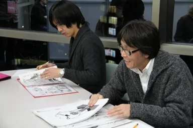 原稿をチェックする高橋先生と戸田先生