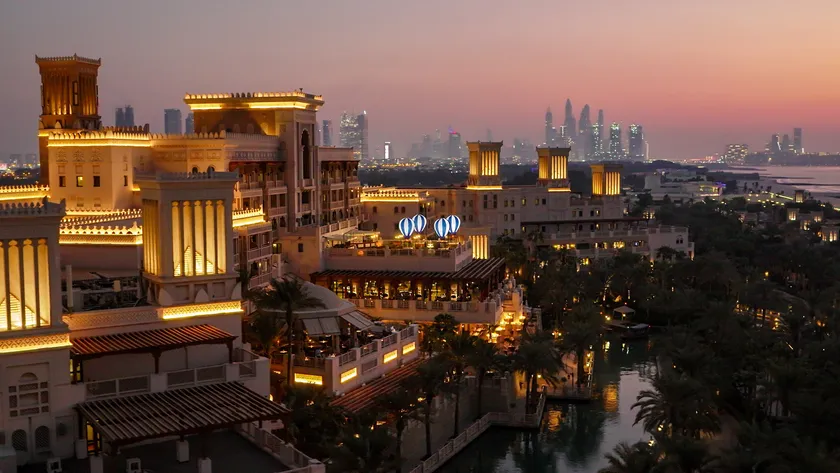 ジュメイラ・アル・カスル「バルーンズ・アット・ザ・パレス」 イブニングタイム 全景