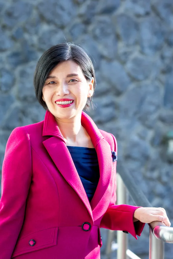 AFTER:華やかな色がお顔立ちによく似合い、目線がイキイキと綺麗に見えます