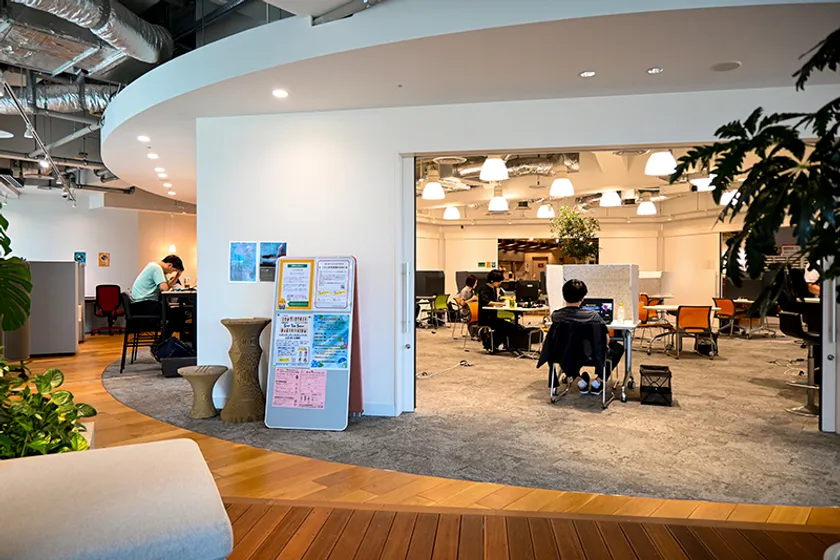 同社が入居するSHIP(品川区立品川産業支援交流施設)のオープンラウンジ。個室オフィスは16室あり、入居者はオープンラウンジも利用できる
