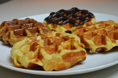 リエージュワッフル(プレーン、チョコ、メイプル、アーモンド) テイクアウト138円～158円