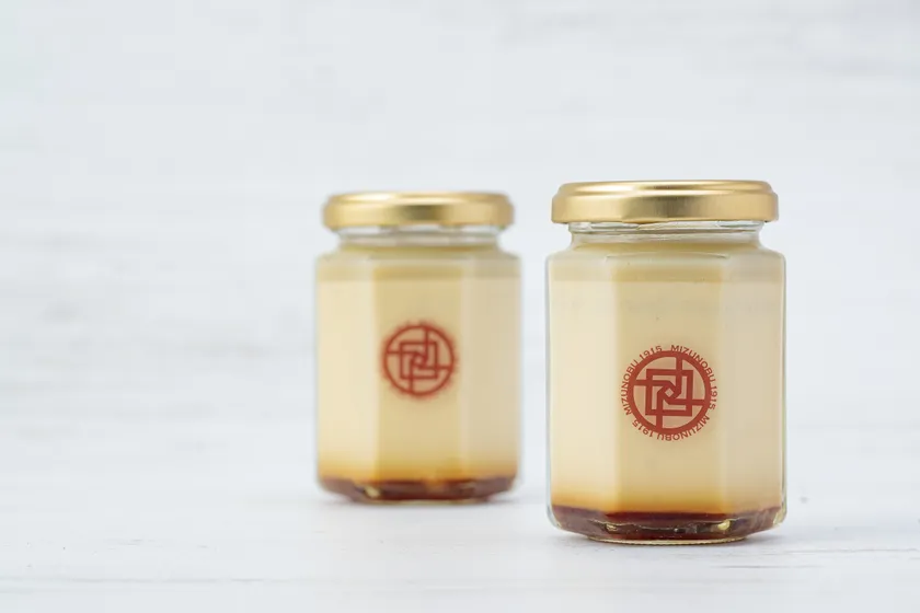 六角形のガラス容器には、水信ブルック&ファクトリーのロゴシールを貼っています。