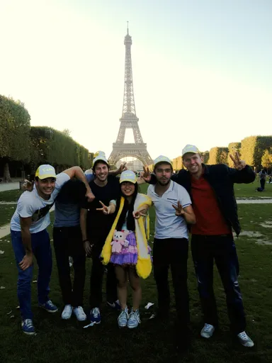 エッフェル塔の前で記念撮影