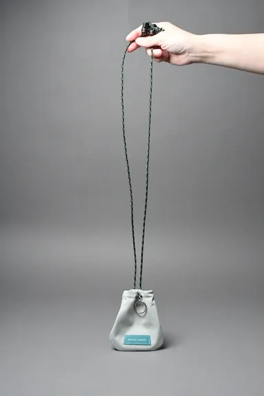 首掛けコードはコードストッパーで長さの調節楽々