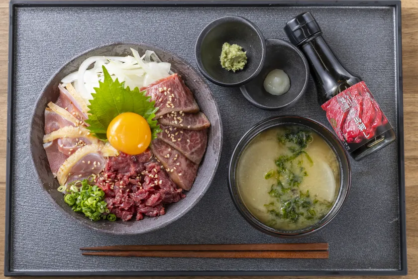 うまか3色肉丼~牛・鶏・馬~