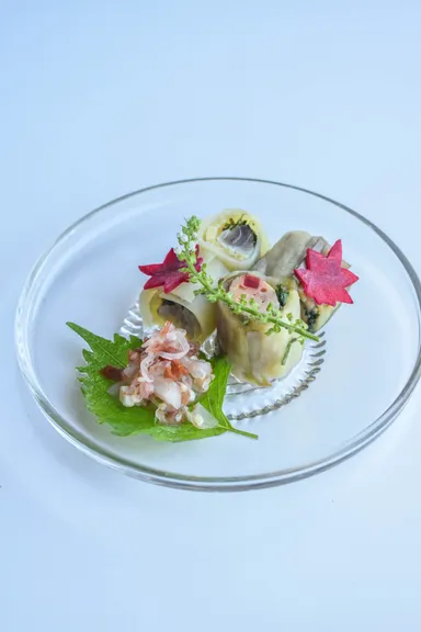 「ムロ鯵の砧巻き、海月の梅水晶添え」橋本夏帆さん(島食の寺子屋)