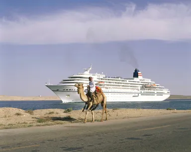 スエズ運河を通航する先代「飛鳥」(1996年世界一周)