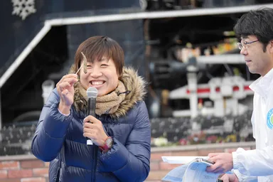 スタッフから提供されたメヒカリの唐揚げに満面の笑みを浮かべるしずちゃん