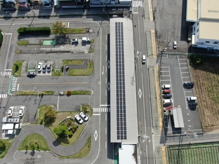 自家消費型太陽光発電設備(システム容量42.24kw 撮影:いずみさのドローンスクール)