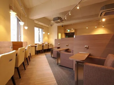 窓際席＆個別ソファ席