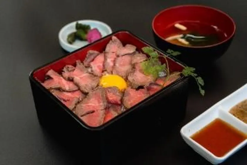 赤いベレー　レストラン鶴