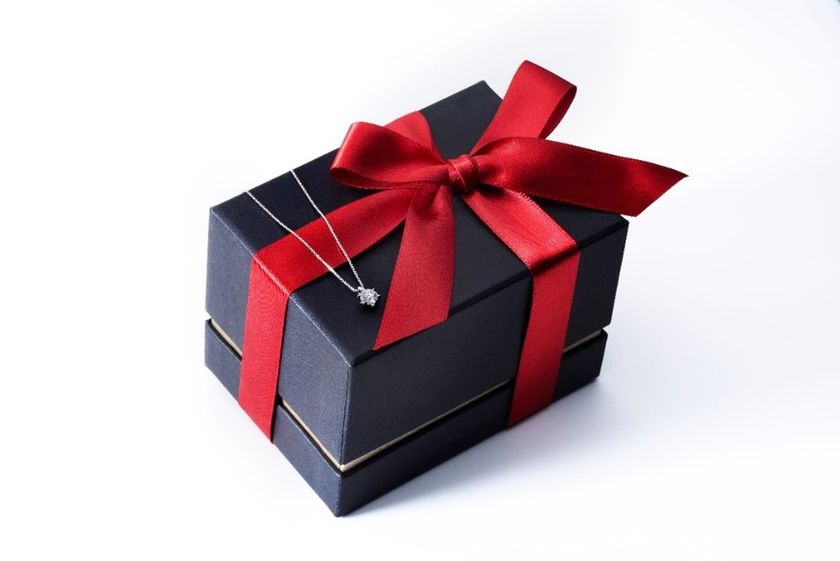 ホリデーシーズンに至高の輝きを
ダイヤモンドジュエリーで特別なプロポーズ