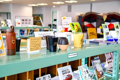 区内のものづくり企業がつくったメイド・イン・墨田区のプロダクトを展示。スタートアップ企業の担当者が見て、触ることで、これをつくった中小企業との共創が生まれる第一歩に