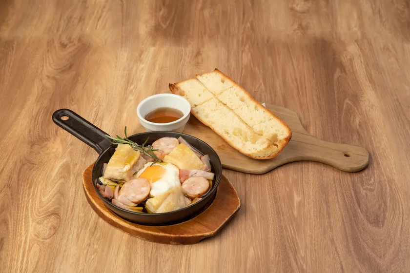 3種MEETのエッグアヒージョ&きびオリゴのこんがりバケット