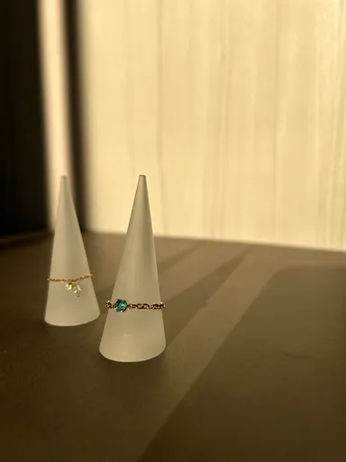 石言葉は「愛・新たな始まり」のエメラルド(右)と、「運命の絆・幸福」のペリドット(左)