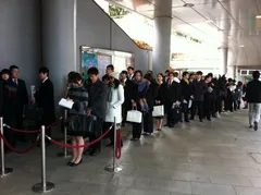 イベント開始前、会場外に列をなす外国人留学生達