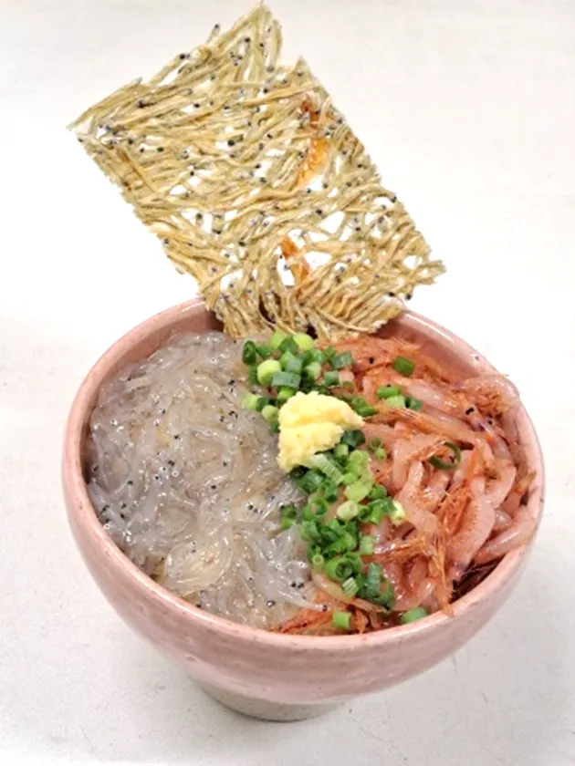 「静岡お祝い紅白丼」~生しらす・生桜えび~