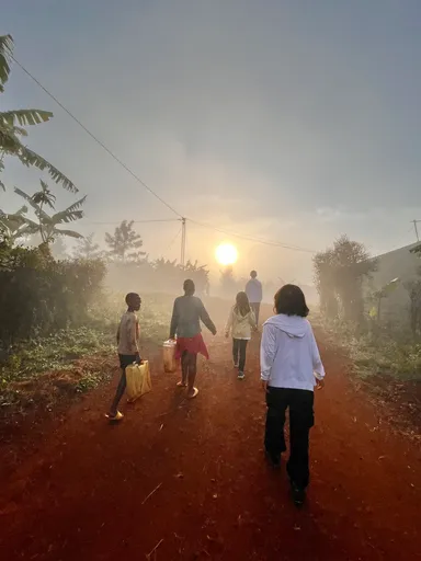 アフリカの早朝の水汲みへの道