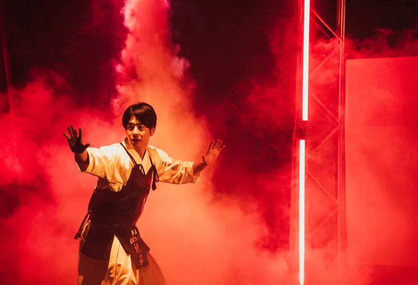 大会の様子1:スモークから登場する過去にない演出