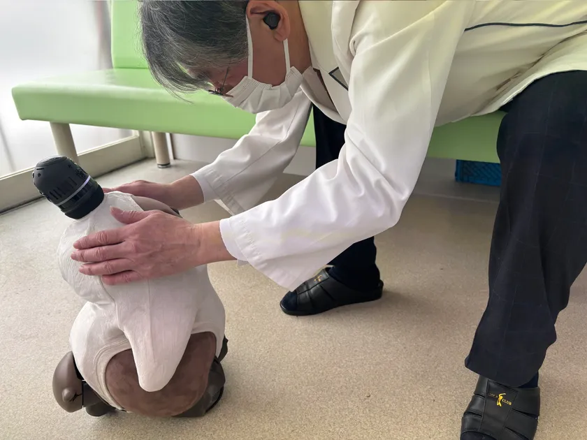 三井薬局導入LOVOT画像 名前:たると ふれあいシーン