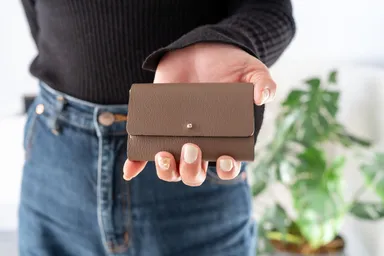 女性の手にひらにおさまる財布