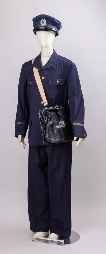 (Photo_12) 昭和26年改正当時の制服上下、制帽、集配用カバン 郵政省 昭和26年(1951) 郵政博物館蔵