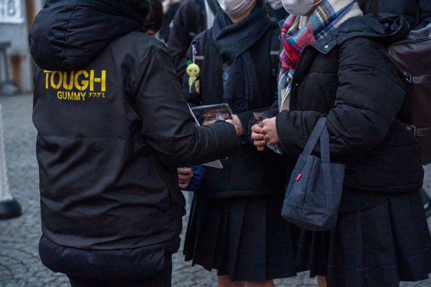 タフに受験を乗り切る受験生＝“タフ組”にエール！
カバヤ、共通テスト直後の会場で受験生を応援！
『タフグミ』と合格祈願の「集中御守ステッカー」配布。
脳機能の専門家監修の“集中力を高める勉強法”紹介。
二次試験の追い込みは、勉強の合間にグミを噛む「タフ組勉強法」で！