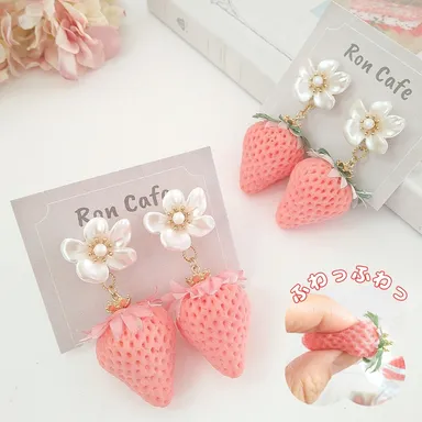 ロリータさんにおすすめ・苺のふわっふわピアス