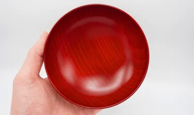 使い込むほどに手になじみ、漆が透けて鮮やかになる経年美化