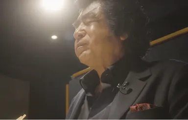 (肉を味わう表情)藤岡弘、