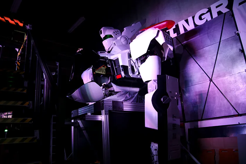 「パトラボ」に設置された「イングラム」。高さ約5m。開発・設計と製作で約半年を費やした。搭乗時は左の階段を使い、胸部のコックピットに乗り込む