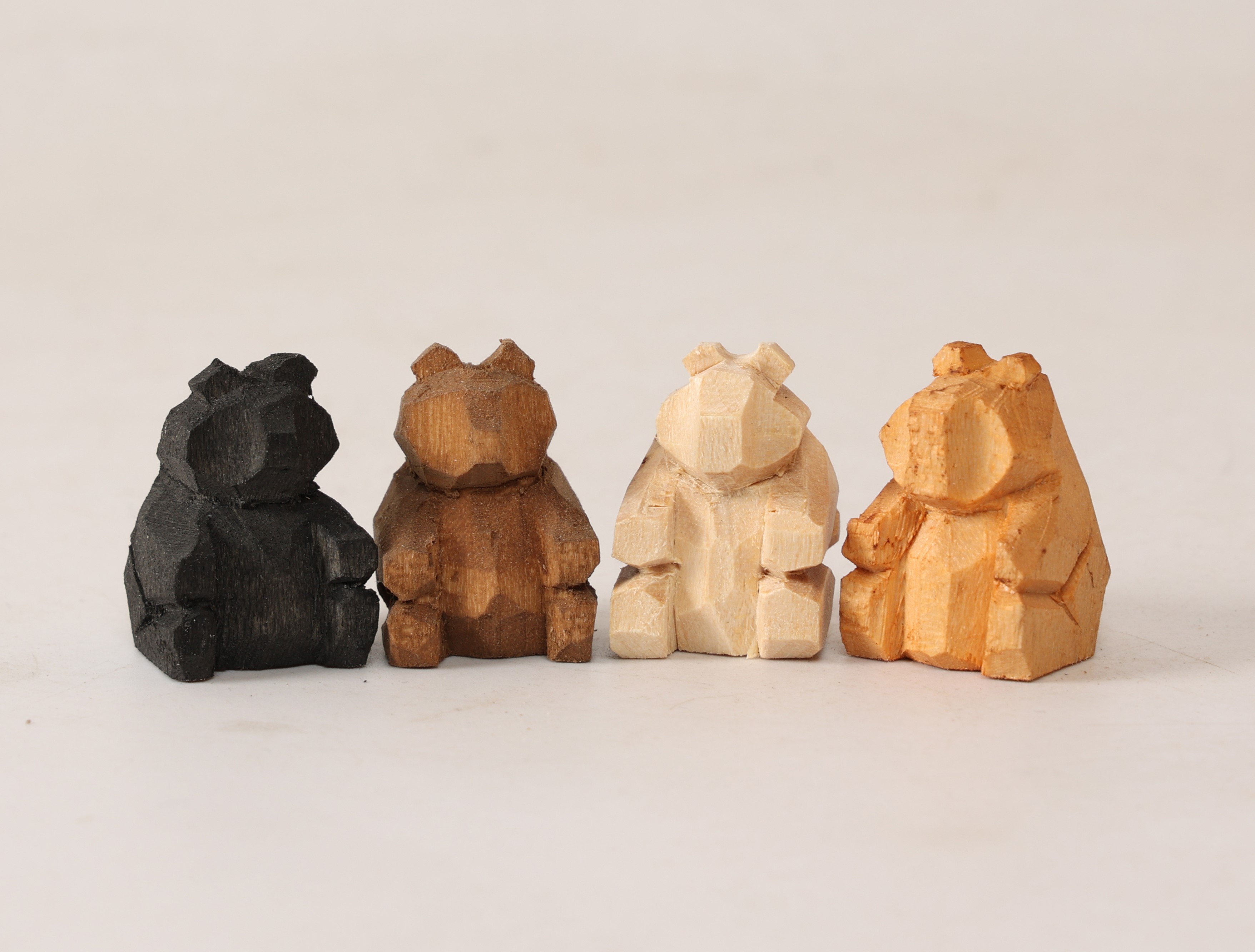 力強い伝統的な名品から癒されるキュートな作品まで木彫り熊約70