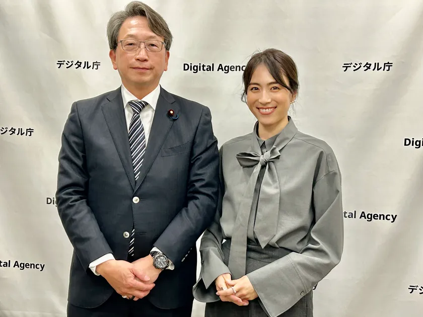 (左 平将明大臣 右 パーソナリティ笹川友里さん)