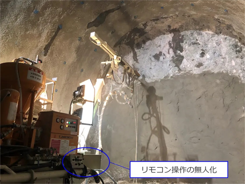 写真1:吹付けコンクリートの自動施工状況(鏡面)