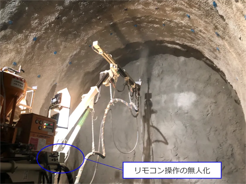 写真2:吹付けコンクリートの自動施工状況(壁面)