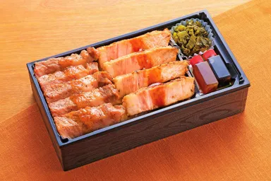 牛かつぎゅう太「鹿児島県産黒牛と黒豚のサーロイン食べ比べ弁当」