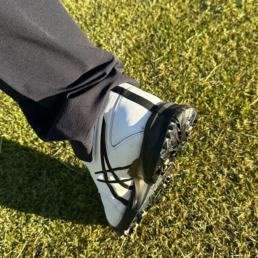 呉 司聡選手 愛用商品:アーシネスシューズストラップ(商品名)